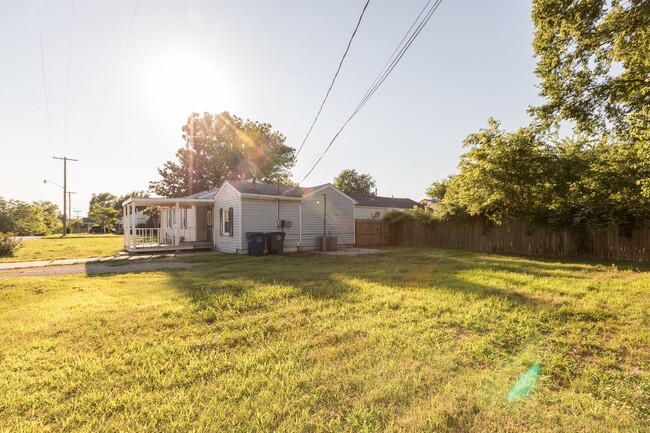 Building Photo - 3 Bed / 1 Bath in West Tulsa!