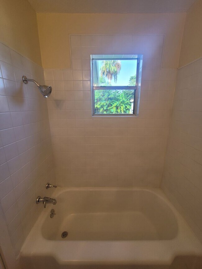 Building Photo - 2 Bedroom / 1 Bath / Bonus Room / 67th street
