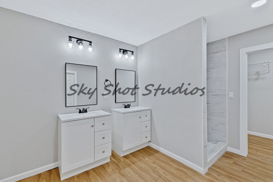 Building Photo - 323 W Cherry St