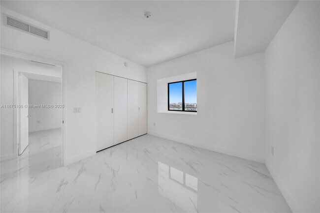 Building Photo - 700 NE 24th St