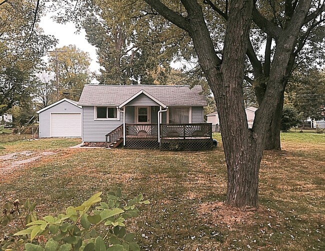 Building Photo - 2 bedroom/ 1 bathroom ranch with porch on double lot available!