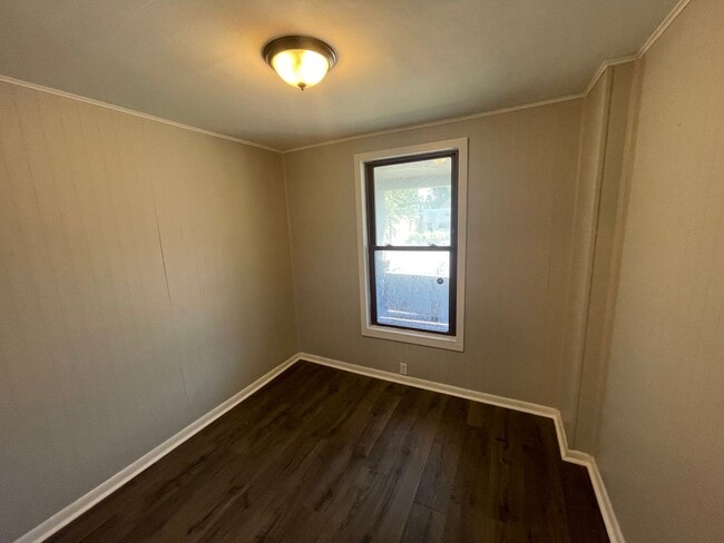 Building Photo - 4 bedroom home ready now!