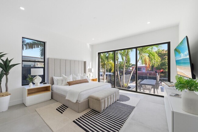 Building Photo - 1308 Avocado Isle