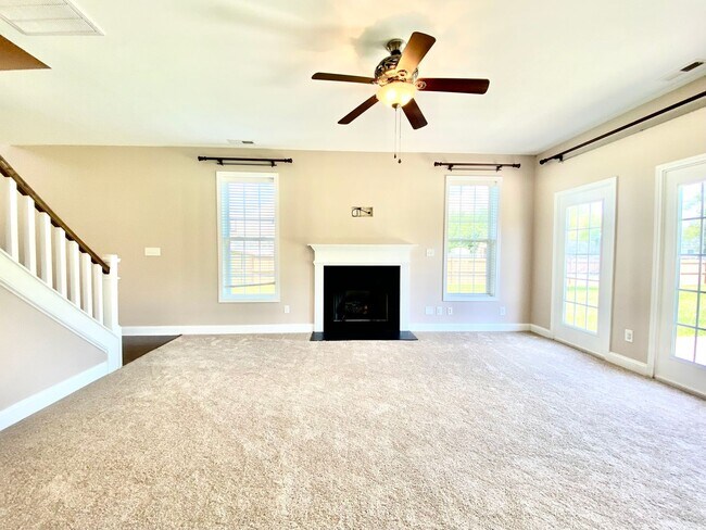 Building Photo - Huge 6 Bedroom Home In The Bluffs On The New River