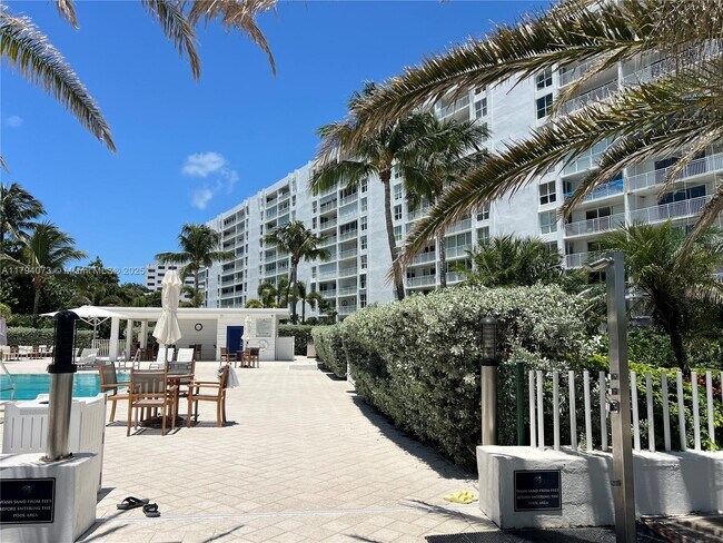 Building Photo - 605 Ocean Dr