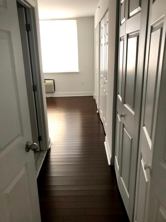 Building Photo - 20 2nd St