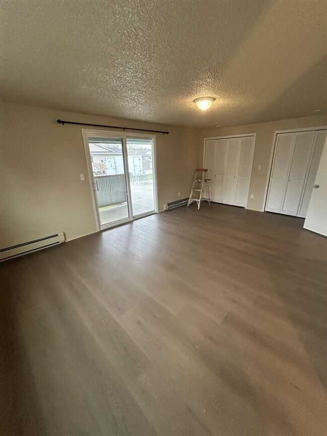 Building Photo - 209 E 3rd St