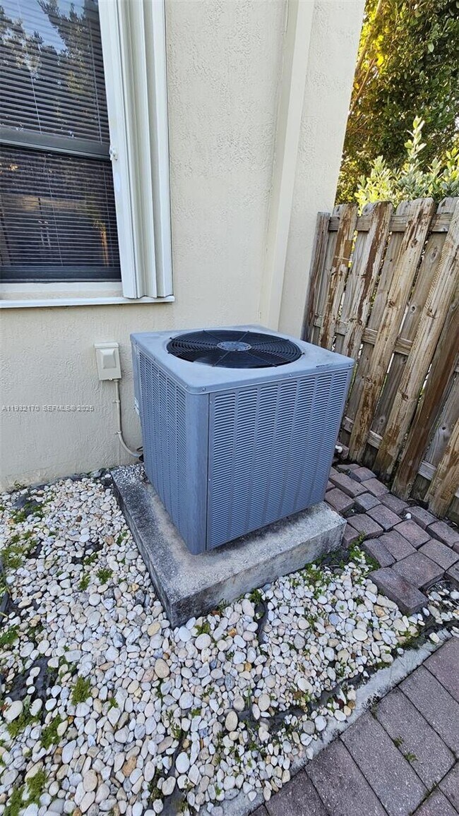 Building Photo - 8785 NW 116th Ct