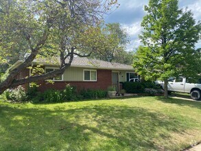Building Photo - 3 Bed + Office 2 Bath Ranch Home with Larg...