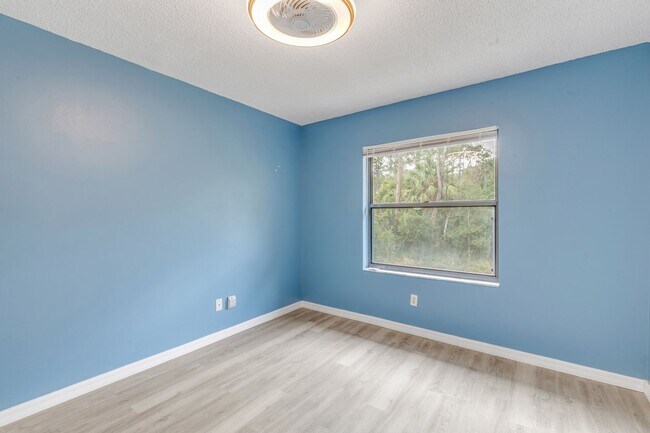 Building Photo - Spacious, sleek & central: 2Bedroom/2Bath condo in Daytona Beach!