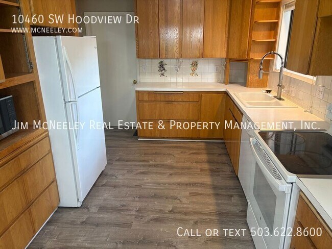 Building Photo - 10460 SW Hoodview Dr