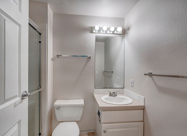 Building Photo - Woodland Hills Two Bed 2 Bath Condo