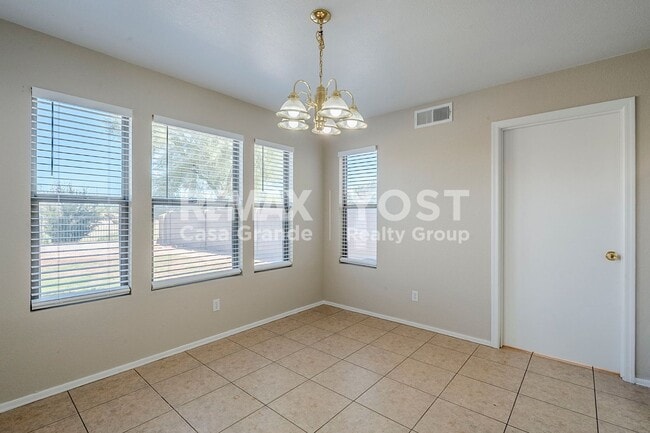 Building Photo - Spacious Living in SK Ranch!