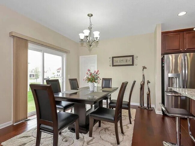 Building Photo - Beautiful 5bed home in apple valley! Dont miss this one!