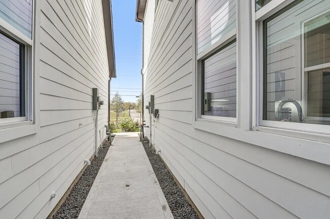 Building Photo - 5111 Briscoe St