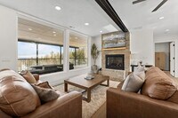 Building Photo - 220 Circle Dr