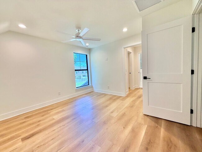 Building Photo - Brand New Custom 5/3.5 Home Steps from Downtown Winter Garden!