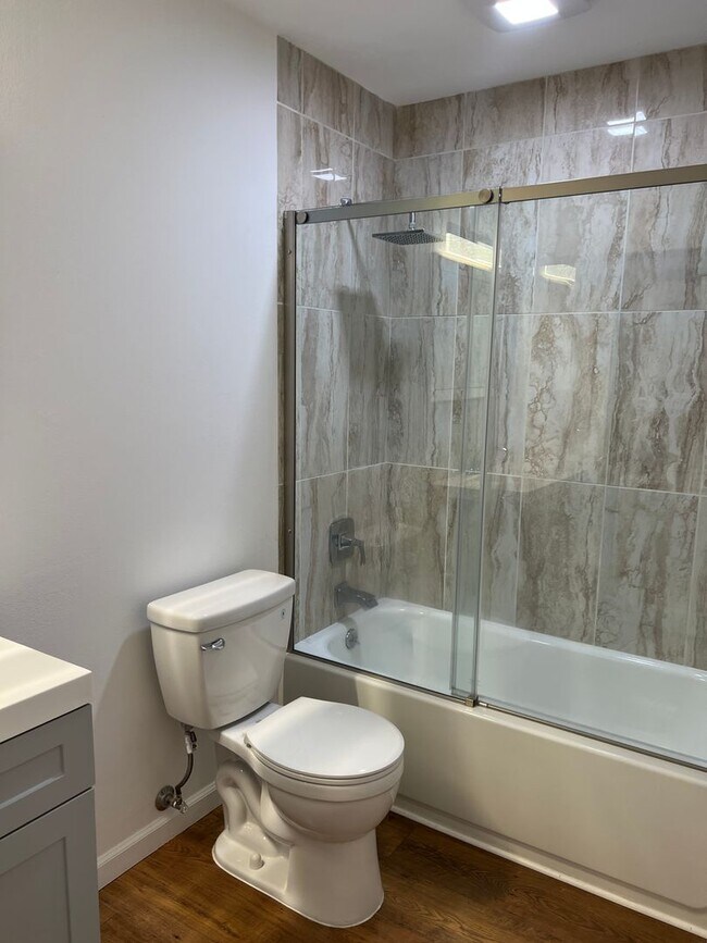 Building Photo - Newly renovated 2 bed x 1 bath on top floor in Kirkland!