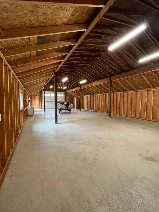 Building Photo - 3-Bedroom 2-Bathroom home with HUGE Shop in Cedar Flats