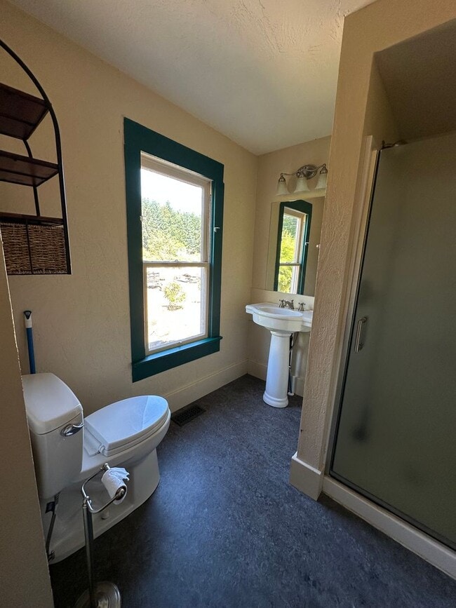 Building Photo - 4 Bedroom Home Just Outside Of Albany With Plenty Of Parking.