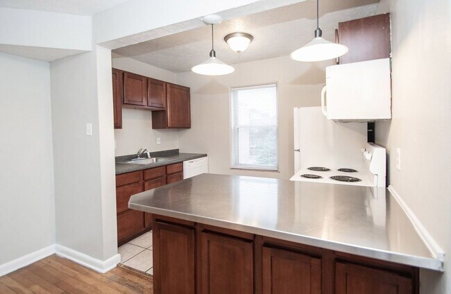 Building Photo - "Charming 2-Bedroom Retreat with Hardwood Elegance in Indianapolis"