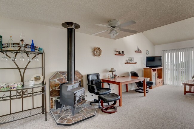 Building Photo - Fully Furnished 2 Bed 1 Bath Condo (Water/...