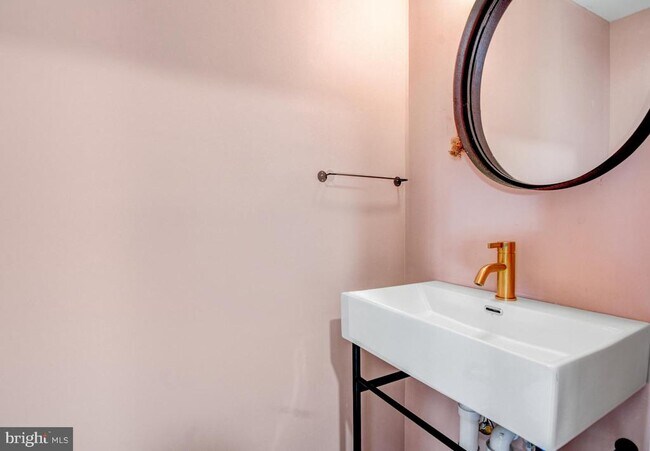 Building Photo - 1371 Adams St NE