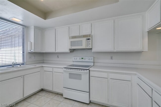 Building Photo - 3452 Pino Cir