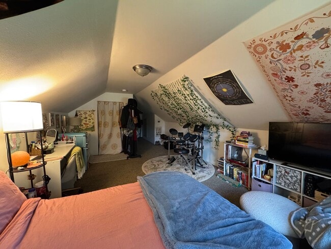 Building Photo - 7 Bed 2.5 Bath House - Near WWU