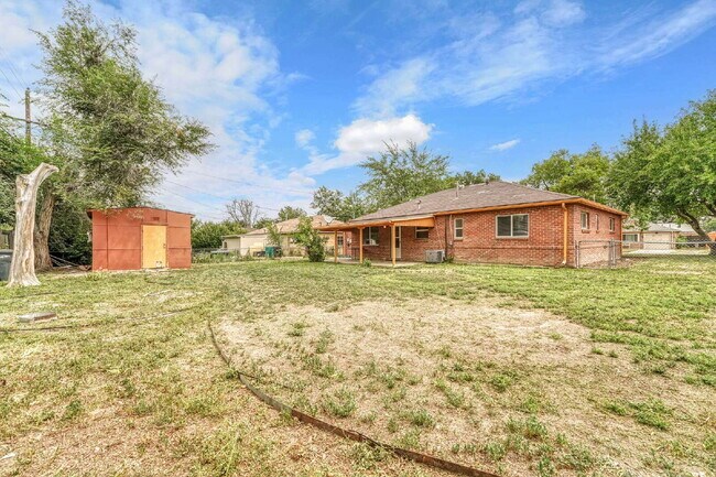 Building Photo - $2,295.00 - 3 Bedrooms, 2 Bathrooms, Singl...