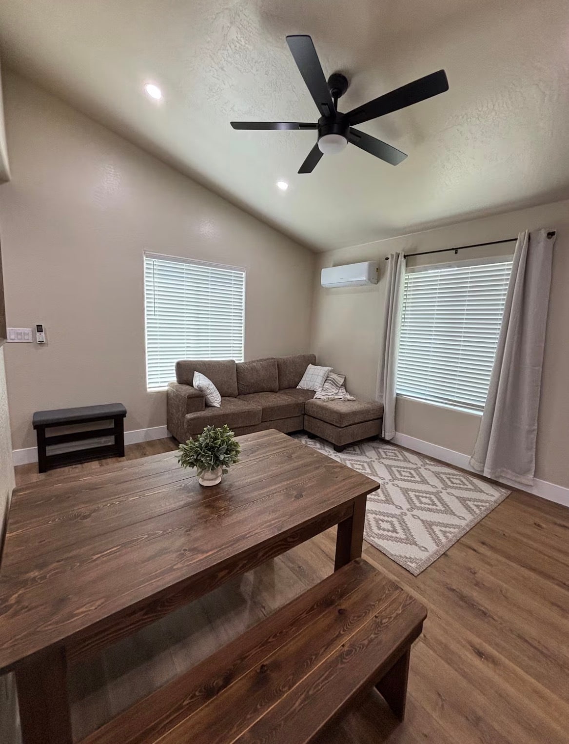 Building Photo - 5929 E Dayton Ave