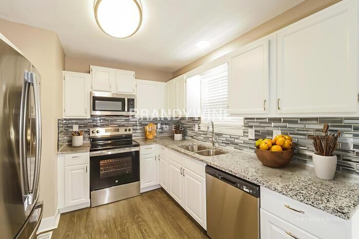 Building Photo - 13707 Bennington Ave