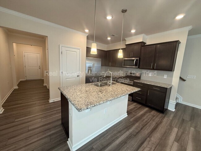 Building Photo - 886 Falls Grove Trl