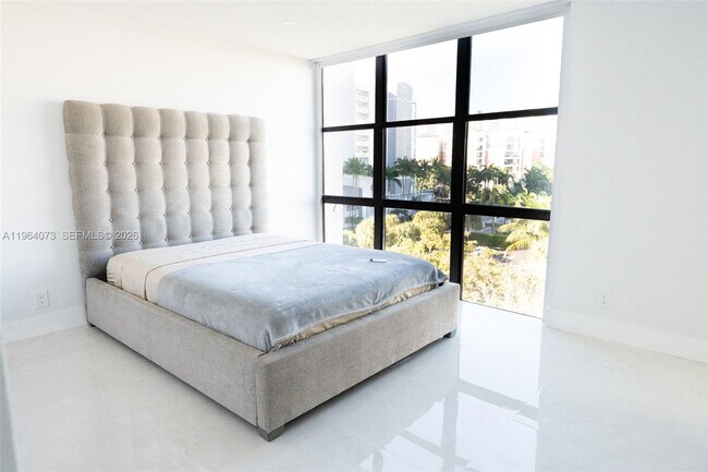 Building Photo - 17021 N Bay Rd