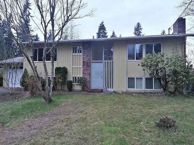 Building Photo - Spacious split entry home