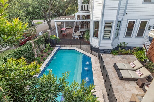 Building Photo - 340 W 17th St