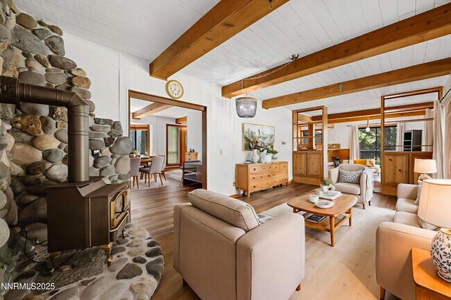 Building Photo - 445 Country Club Dr