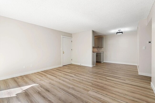 Building Photo - Updated 2 Bed/1 Bath Apartment in Desirable, Quiet Neighborhood