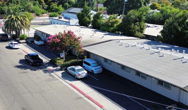 Building Photo - Freshly Painted 1bd/1bth with Air Conditio...
