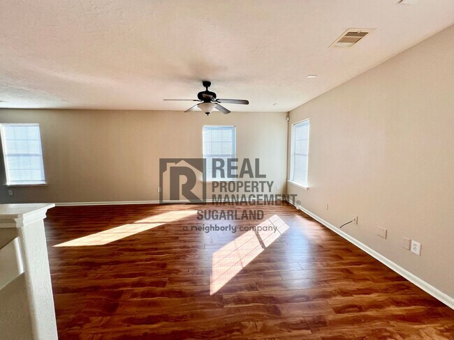 Building Photo - Gorgeous 4 Bed, 2.5 Bath Home in Prime Location!