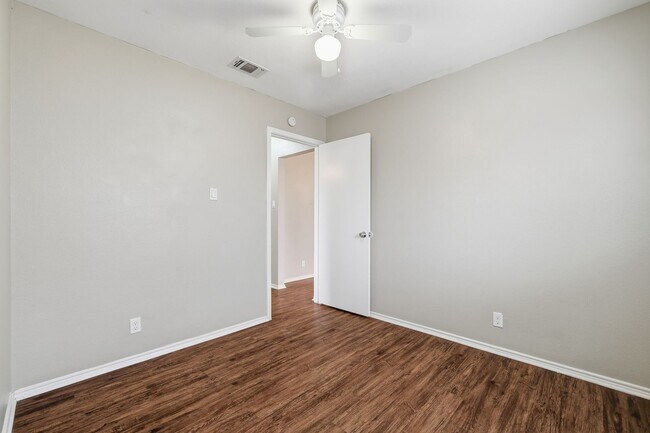 Building Photo - Northwest Crossing Retreat with Greenbelt Views