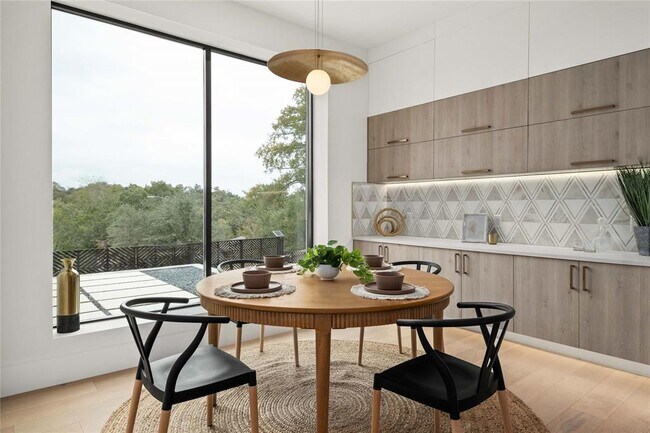 Building Photo - 2401 Oakhaven Cir