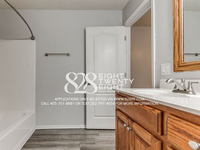 Building Photo - Lovely 3 Bed/2 Bath/2 Car Garage Single Fa...