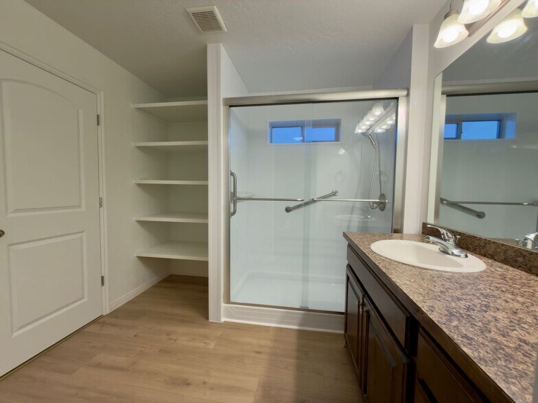 Building Photo - 664 E 110 S