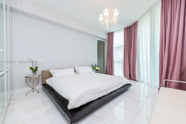 Building Photo - 16051 Collins Ave