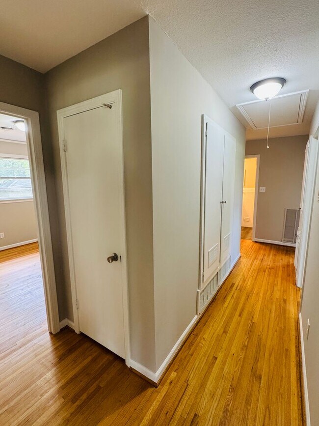 Building Photo - Freshly Renovated 4-Bedroom Retreat!