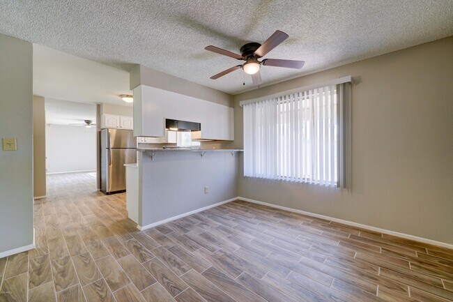 Building Photo - 5945 S Palm Dr