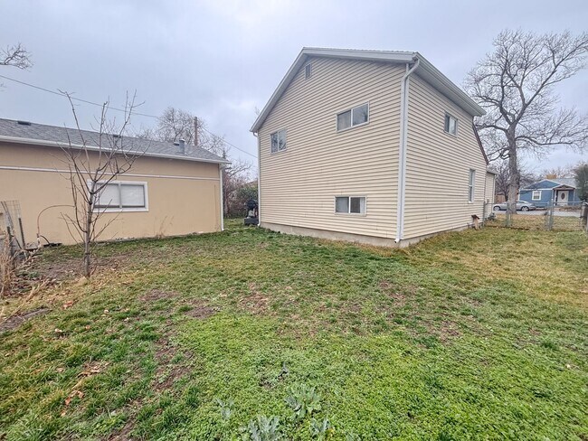 Building Photo - 2 bed 2 bath home with expansive garage and lot's of updates!