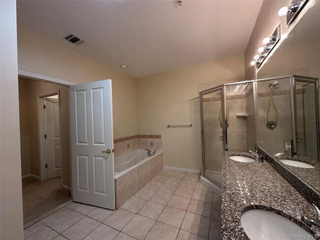 Building Photo - 75 Quaker Ave