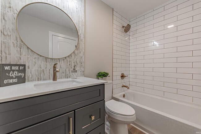 Building Photo - 441 Lawrence Dr